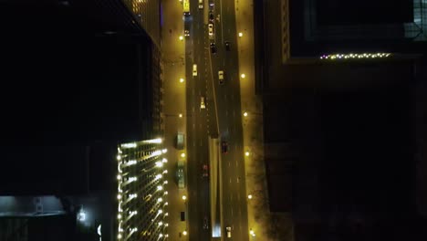 Vista-Aérea-Sobre-La-Calle-West-Kinzie-En-El-Centro-De-Chicago,-Durante-La-Noche---Ojo-De-Pájaro,-Disparo-De-Drones