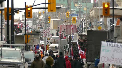 Bloqueo-De-Calles-Debido-A-La-Protesta-De-Los-Camioneros-Del-Convoy-De-La-Libertad-En-Ottawa,-Ontario