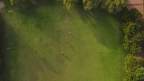 Drohnenaufnahme-Aus-Der-Vogelperspektive-Vom-Green-Point-Park-In-Kapstadt-–-Drohne-Steigt-über-Sportler-Auf,-Die-Fußball-Spielen