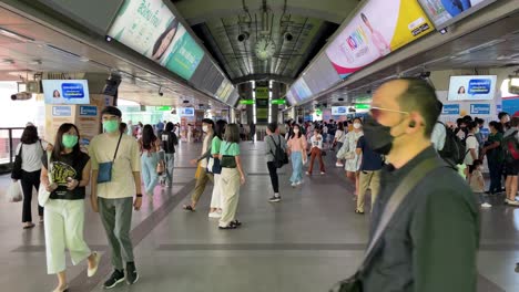 Turistas-Y-Viajeros-En-La-Estación-Siam-Bts,-Intercambio-Principal,-Transporte-Público-De-La-Ciudad-De-Bangkok