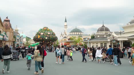 Einheimische-Und-Touristen-In-Masken-Im-Everland-Resort,-Vergnügungspark-In-Yongin,-Gyeonggi-do,-Südkorea