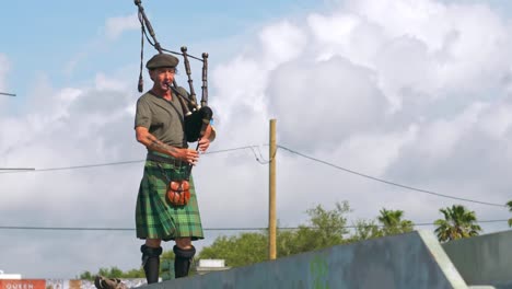 El-Hombre-Toca-La-Gaita-En-El-Puente-El-Día-De-Nueva-Orleans