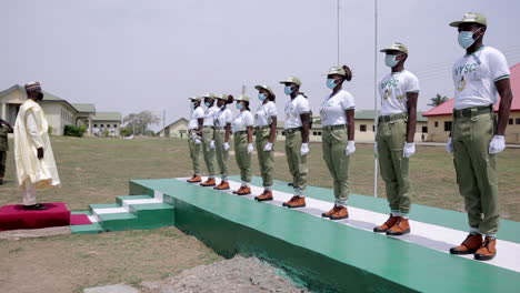 Patrulla-De-Guardia-De-Jóvenes-En-El-Campamento-De-Orientación-Del-Cuerpo-Nacional-De-Servicios-Juveniles-Saludar-E-Informar