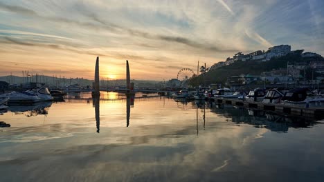 Torquay-Zeitraffer,-Der-Innere-Hafen-Bei-Sonnenuntergang-Mit-Der-Fußgängerbrücke-Und-Dem-Yachthafen