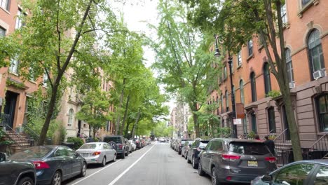 POV-En-Primera-Persona-Caminando-Por-Una-Calle-Urbana-En-La-Ciudad-De-Nueva-York-En-Un-Hermoso-Día-De-Verano