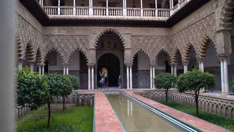 Deslizamiento-Revelan-Dentro-Del-Famoso-Palacio-Del-Alcázar-En-Sevilla,-España