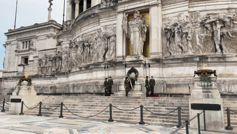 Cambio-Ceremonial-De-Guardia-En-El-Monumento-A-Vittorio-Emanuele-II.