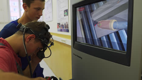 Joven-Practicando-Habilidades-De-Soldadura-Con-Una-Máquina-De-Soldadura-Virtual-En-Una-Escuela-Secundaria-Vocacional