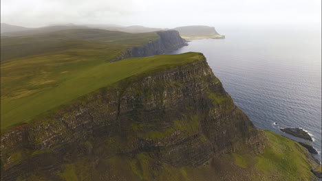 Establecimiento-De-Una-Vista-Aérea-De-La-Naturaleza-Del-Acantilado-De-Las-Tierras-Altas-De-Escocia-En-La-Costa