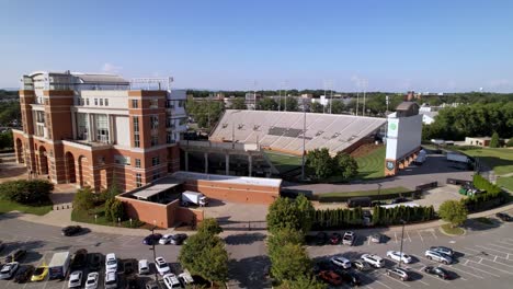 Empuje-Rápido-Aéreo-Hacia-El-Campo-Truist-En-La-Universidad-Wake-Forest