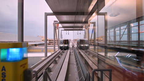 Phx-Sky-Train-Llega-A-La-Estación-En-El-Aeropuerto-De-Phoenix