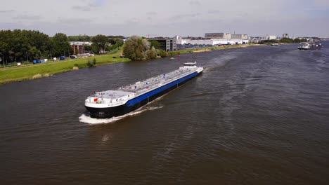 Luftaufnahme-Vom-Vorderen-Bug-Des-LNG-Tankers-Blue-Christina-Auf-Der-Backbordseite,-Der-Entlang-Der-Oude-Maas-Fährt