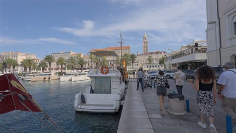 Gente-Caminando-Por-El-Puerto-De-Split,-Croacia