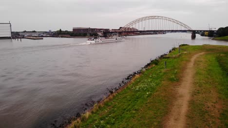 Vista-Aérea-Del-Crucero-Olympia-Acercándose-Al-Puente-Sobre-El-Norte