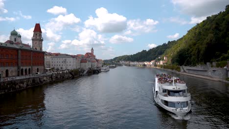 Boot-Schiff-Fährt-über-Die-Donau-In-Passau