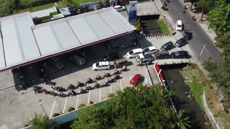 Yogyakarta,-Indonesien-–-3.-September-2022:-Luftaufnahme-Von-Fahrzeugen,-Die-Vor-Steigenden-Kraftstoffpreisen-An-Der-Tankstelle-In-Der-Warteschlange-Stehen