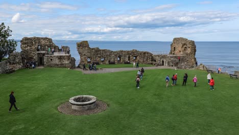 Patio-Del-Castillo-De-San-Andrés-Con-Turistas-Que-Visitan-El-Punto-De-Referencia