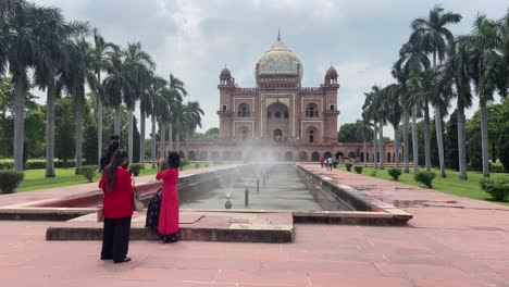 Toma-Panorámica-De-La-Tumba-De-Safdarjung-En-Delhi,-India