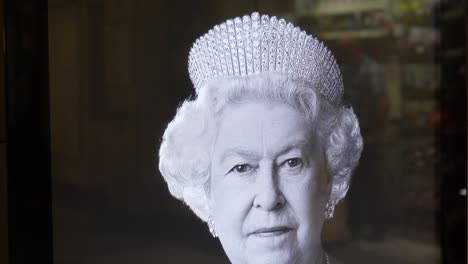 Londres-Inglaterra-Septiembre-2022-Cartelera-Electrónica-Que-Conmemora-La-Vida-De-Su-Majestad-La-Reina,-Isabel-Ii-1920---2022