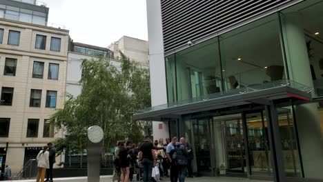 Ciudad-De-Londres-Inglaterra-Septiembre-2022-Pan-Derecho-Estableciendo-La-Entrada-Del-Jardín-Del-Cielo-En-Fenchurch-Street