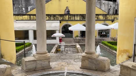 Fuente-En-El-Claustro-De-Manga-En-Coimbra,-Portugal