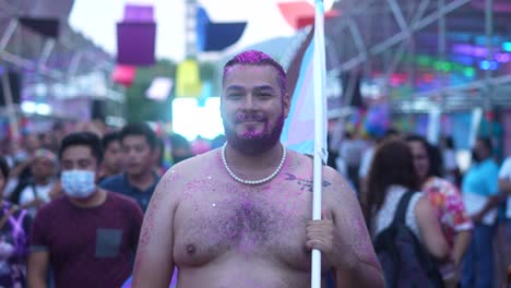 Primer-Plano-De-Un-Homosexual-Caucásico-Con-Pelo-En-Cuello-Y-Bandera-Del-Orgullo-Durante-Una-Marcha-En-La-Ciudad-Contra-La-Discriminación