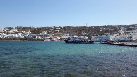 Mykonos-Wasser-Meer-Sonnenuntergang-Blick-Vom-Hafen-Aus,-Schwenk-Nach-Links,-4K,-60-Bilder-Pro-Sekunde