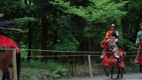 Yabusame,-Evento-De-Tiro-Con-Arco-A-Caballo-Japonés,-Los-Jinetes-Se-Preparan-Para-La-Competencia