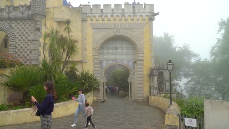 Touristen-Kommen-Und-Gehen-Durch-Die-Haupttore-Der-Burg-Pena