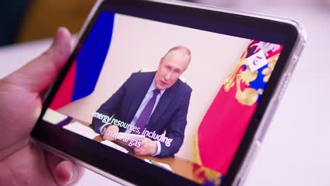 Den-Russischen-Präsidenten-Wladimir-Putin-In-Den-Nachrichten-Verfolgen-Und-Eine-Rede-Online-Auf-Dem-Tablet-Halten