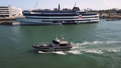 Motores-De-Barco-Piloto-De-Plata-Al-Lado-Del-Crucero-Para-Recoger-Al-Piloto-Cuando-El-Barco-Entra-En-Mar-Abierto