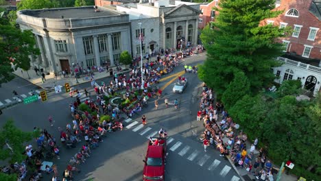 Large-crowd-watches-parade