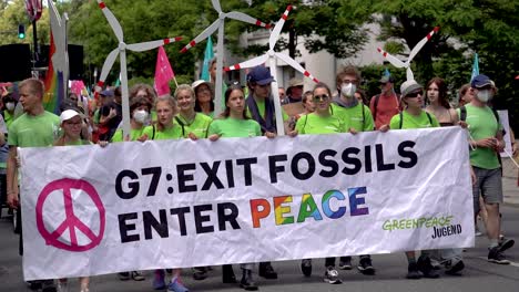 Activistas-Climáticos-Exigen-Justicia-Climática-A-Los-Líderes-Políticos-En-La-Cumbre-Del-G7-En-Munich,-Alemania