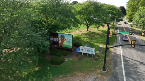 Establishing-shot-of-Welcome-to-Hershey-signs