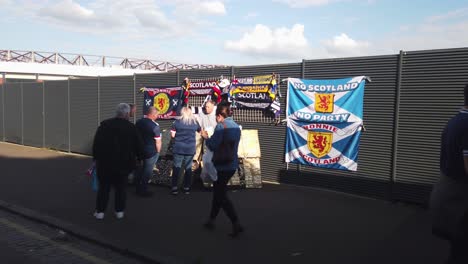 Aficionados-De-Escocia-Comprando-Artículos-De-Fútbol.