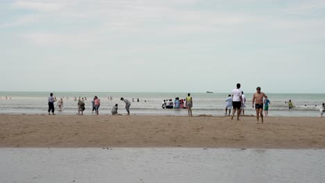 Gente-Caminando-En-La-Playa-Y-En-Las-Aguas-De-La-Bahía-En-La-Playa-De-Margate-El-23-De-Julio-De-2022