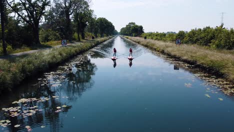 Wasserfahrräder,-Die-Durch-Die-Kanäle-Belgiens-Fahren