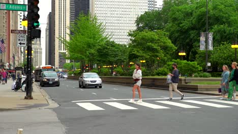 Imágenes-En-Cámara-Lenta-De-Peatones-En-El-Centro-De-Chicago