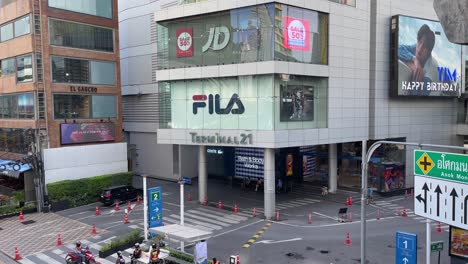 People-outside-Terminal-21-shopping-mall-in-Bangkok