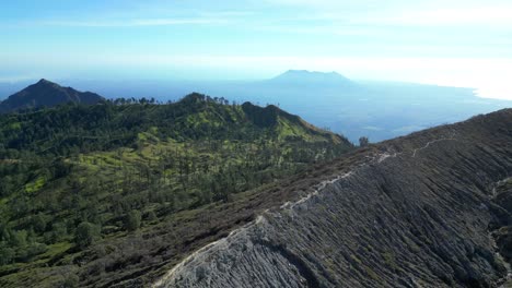 Cráter-Ijen-El-Borde-Del-Cráter-Revela-El-Paisaje-Indonesio