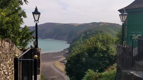 Toma-Panorámica-Lenta-De-Lynton-Water-Powered-Cliff-Railway-Que-Llega-A-La-Cima-Con-Turistas-North-Devon-Reino-Unido-4k