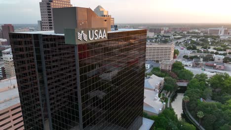 Torre-Del-Edificio-De-La-Sede-De-La-Asociación-De-Automóviles-De-Servicios-Unidos-Usaa-En-San-Antonio,-Texas,-Estados-Unidos