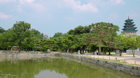 Turistas-Paseando-Por-El-Estanque-Hyangwonji-En-El-Palacio-Gyeongbokgung-En-Seúl