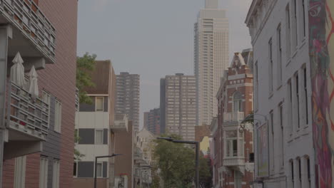 Kippen-Sie-Von-Der-Skyline-Der-Stadt-Zur-Belebten-Straße-In-Rotterdam,-Niederlande