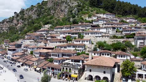 Berat,-Albanien,-Diese-2.413-Jahre-Alte-Stadt,-Der-Stolz-Der-Albanischen-Architektur,-Die-Unter-Dem-Schutz-Der-Unesco-Steht,-Liegt-120-Km-Von-Tirana-Entfernt