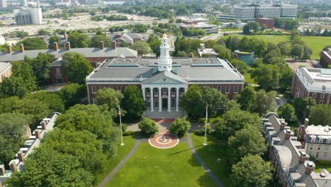 Panorámica-Aérea-Hacia-Abajo-Del-Edificio-Académico-De-La-Escuela-De-Negocios-De-Harvard