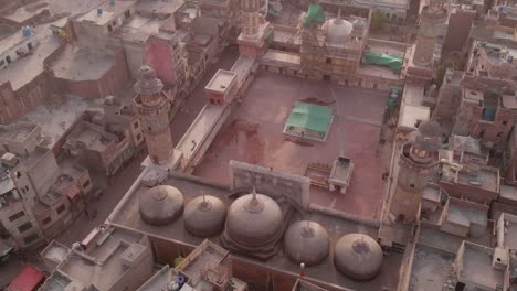 Vista-Aérea-Sobre-El-Patio-De-Masjid-Wazir-Khan