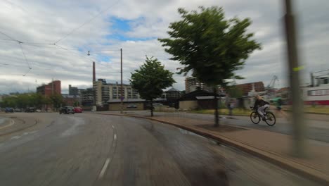 Calle-Adoquinada-Pov-Conducir-A-Lo-Largo-De-La-Costa-De-La-Ciudad-Al-Lado-Del-Carril-Bici