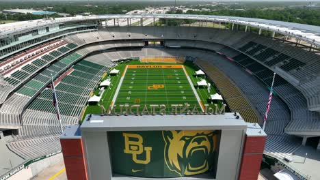 Baylor-Trägt-Das-Mclane-Stadion-Mit-Amerikanischen-Und-Texanischen-Flaggen