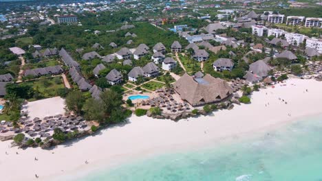 Nungwi-Beach,-Zanzibar---Tanzania---18-De-Junio-De-2022---Varios-Resorts-En-La-Costa-Del-Océano-índico-En-Nungwi-Beach